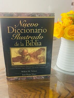 Nelson Nuevo Diccionario Ilustrado de la Biblia Spanish Hardcover Reference Book
